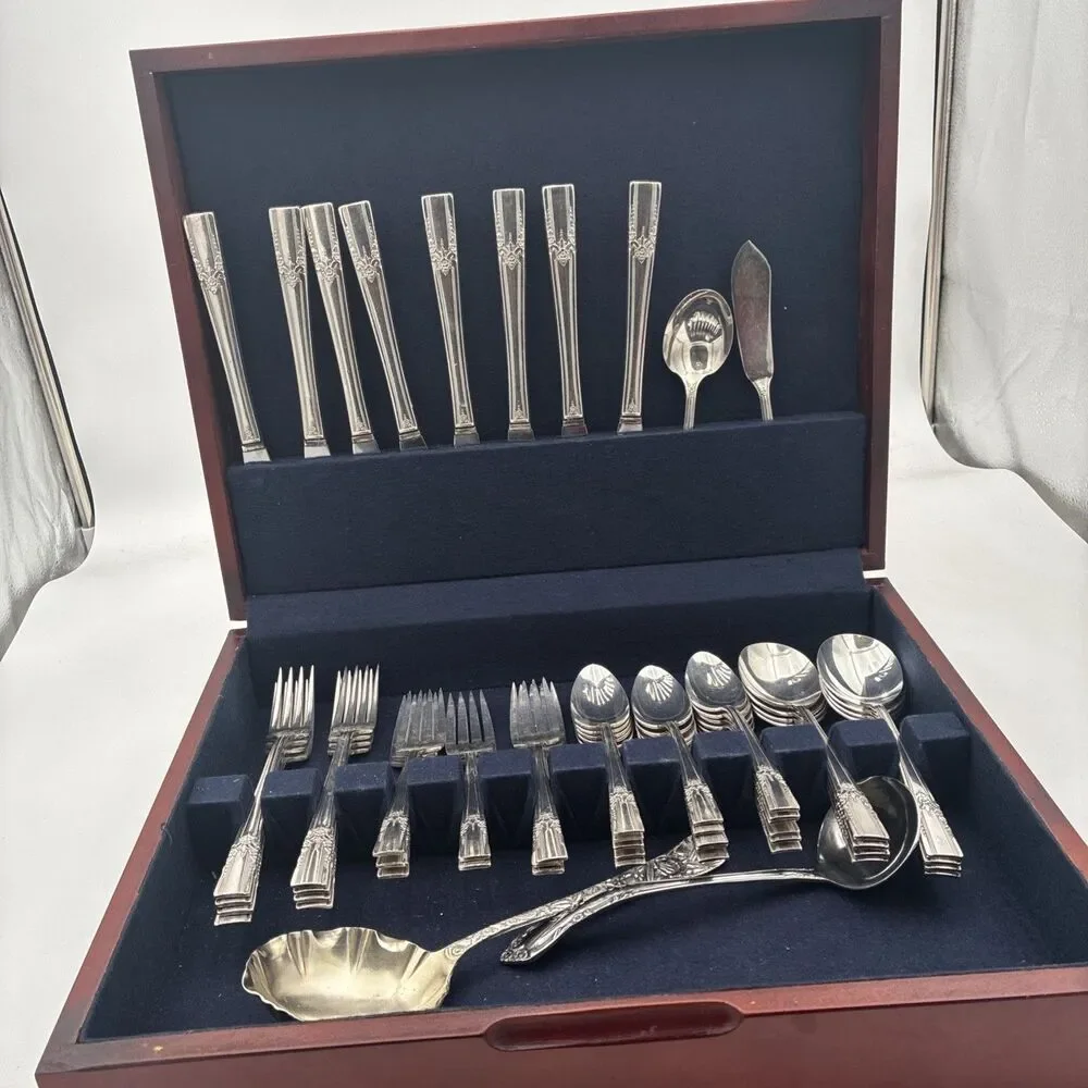 52 Pc 1940's WM ROGERS Overlaid IS Treasure Silverplate Set